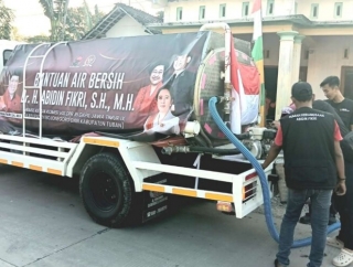 Krisis Air Bersih di Bojonegoro Meluas, Abidin Fikri Terjunkan 10.000 Liter Air untuk Warga Sumberjo Kidul