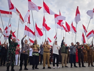 Pembagian 10 Juta Bendera Merah Putih, Bupati Kukar Konvoi Kibarkan Bendera dari Timbau Hingga Makam Pahlawan