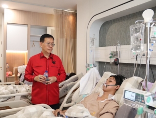Usai Galang Dana Bersama GDC,Hasyim SE Serahkan Bantuan kepada Dua Remaja Korban Luka Bakar