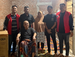 Peringati Hari Damai Aceh ke-21, BMI Pidie Salurkan Bantuan Kursi Roda untuk Warga