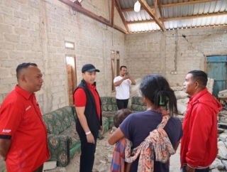 Stevano Adranacus Salurkan Bantuan ke Manggarai Barat