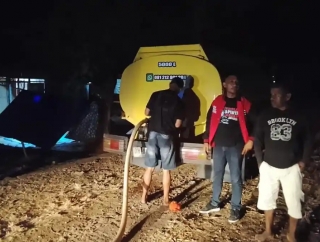 Atasi Krisis Air di Pengungsian Gempa Ende, PDI Perjuangan NTT Salurkan Air Bersih dan Tandon