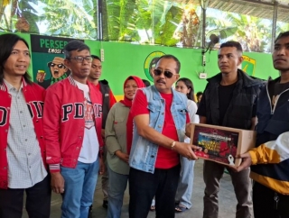 DPC PDI Perjuangan Kota Surabaya Serahkan Bantuan Kepada Korban Gempa Bumi di NTT