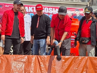 Atasi Dampak Kemarau, DPC PDI Perjuangan Kabupaten Ngawi Distribusikan Bantuan Air Bersih
