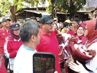 Rano Karno dan Ima Mahdiah Hadir dan Menyapa Warga Meruya Utara di Jakarta Sehat Meruya Fest 2026