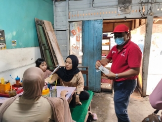 Kabut Asap Kepung Sintang, Banteng Peduli Turun Bagikan Ribuan Masker dan Vitamin