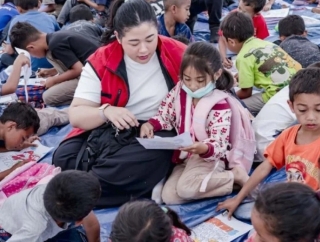 Pinka Haprani Hibur Anak-Anak Korban Gempa Manggarai Melalui Trauma Healing