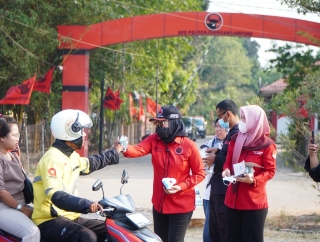 Antisipasi Dampak Erupsi Gunung Anak Krakatau, DPD PDI Perjuangan Lampung Turun Bagikan Masker Gratis