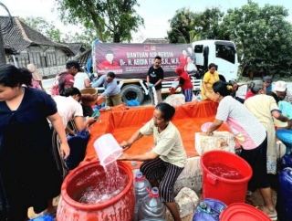 Atasi Dampak Kemarau, DPR Gelontorkan Ratusan Ribu Liter Air Bersih ke Desa Rawan di Bojonegoro
