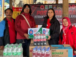 PDI Perjuangan Kota Batu Salurkan Bantuan Logistik untuk Tim Pemadam Karhutla Gunung Butak