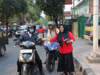 Antisipasi Abu Vulkanik Gunung Anak Krakatau, PDI Perjuangan Jaktim Bagikan 4.800 Masker