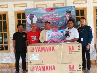 Bentuk Komitmen, Sonny Salurkan Bantuan Mesin Kapal Ke Kelompok Nelayan Situbondo