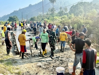 Peduli Keselamatan, Fraksi PDI Perjuangan Turun Gotong Royong Perbaiki Jalan Bolapapu