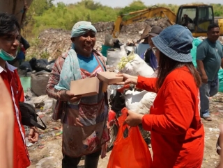 Tanggap Asap Kebakaran TPA Putri Cempo, PDI Perjuangan Solo Buka Dapur Umum dan Pengobatan Gratis