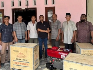 Jamaluddin Idham Salurkan Bantuan Lima Unit Mesin Kapal Kepada Nelayan Aceh Barat