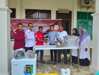 Jamaluddin Idham Salurkan Bantuan Alat Pengolahan Bakso Ke Kelompok YUB Abdya