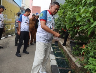 Budidaya Ikan di Saluran Air, Tri Adhianto Puji Kreativitas Warga Perumahan Mandosi 