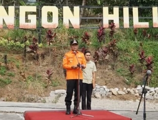Karhutla Gunung Botak Belum Padam, Dwi Rianto Jatmiko Prioritaskan Permukiman Warga