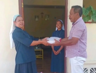 PDI Perjuangan Nagekeo Salurkan Pangan ke Panti Asuhan Alma Boawae