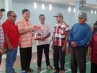 Muten Serahkan Bantuan Ke Nelayan Terdampak Angin Kencang di 7 Kecamatan