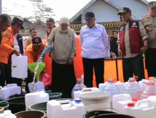 Sanusi Gandeng Gubernur Khofifah Salurkan Bantuan Air Bersih dan Sembako