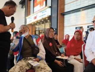 Cak Ji dan Risma Tinjau Pemeriksaan Mata Gratis untuk Lansia dan Warga Pra-Sejahtera di Surabaya