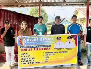 Alia Idrus Salurkan Bantuan Usaha Kepada Masyarakat di Desa Tomado