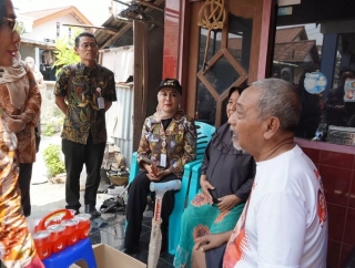 Bupati Tika Serahkan Bantuan Kartu Jateng Ngopeni (KJN) Kepada Warga Rentan