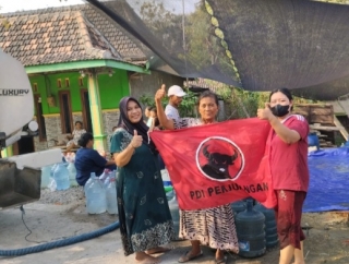 Atasi Dampak Kemarau, DPC PDI Perjuangan Rembang Salurkan 10 Ribu Liter Air Bersih di Bogorame