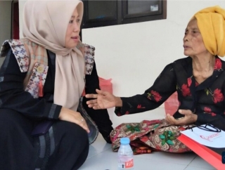Ansari Salurkan Bantuan Untuk Nenek Suidah, Pengajar Al-Qur