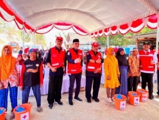 5 Bulan Kekeringan, Budi Kanang Salurkan Air Bersih ke 68 KK di Dusun Kaligede Ngawi
