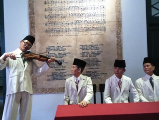 Pukul 23.00 di Kramat 106: Ketika Biola Itu Berbicara Tanpa Suara