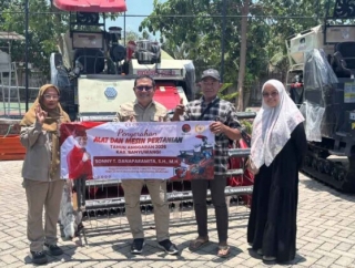 Sony Serahkan Bantuan Alsintan Gratis Kepada 23 Kelompok Tani