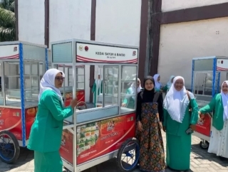 Nila Yani Salurkan 16 Rombong Gratis untuk UMKM Perempuan Fatayat NU Gresik