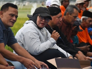 Erma Susanti Salurkan Bantuan Kultivator kepada Kelompok Tani Remaja di Tulungagung