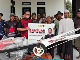 Tekan Ongkos Usaha, Rokhmin Bantu Traktor Roda Dua Kepada Kelompok Tani Desa Gunungsari