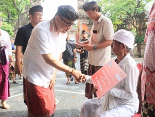 Jaya Negara Serahkan Bansos dan Santunan Rp238,5 Juta Kepada 16 Korban Kebakaran