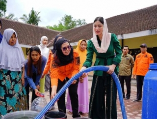 Bantu Warga Hadapi Kekeringan, Novita Hardini Distribusikan 4.000 Liter Air Bersih di Trenggalek