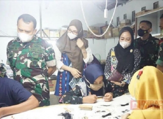 Bupati Tiwi Kunjungi Industri Rumah Bulu Mata Palsu
