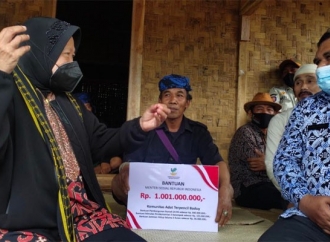 Risma Bantu Perbaikan Akses Jalan Menuju Kampung Badui