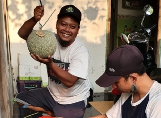 Dewi Sukses Cetak Petani Melon Milenial di Desa Adiwerna