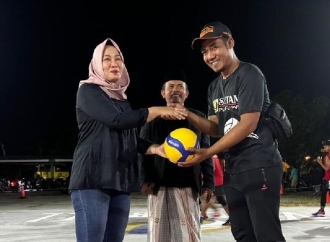 Tatiek Buka Turnamen Bola Voli Banteng Muda Merak Cup