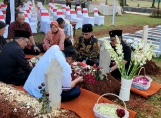 Sekjen Hasto & Para Ketua DPP Ziarah ke Makam Tjahjo 