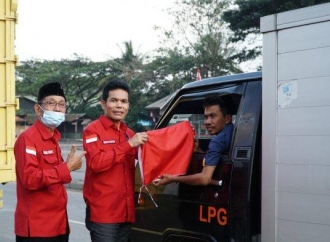 Banteng Lampung Bagikan Ribuan Bendera Merah Putih 
