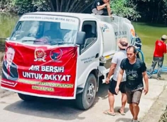Deddy Bantu Air Bersih Warga Terdampak Racun Limbah KPUC