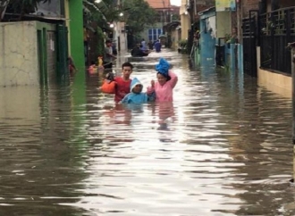 Ima Langsung Cek Saluran Air Penyebab Banjir di Palmerah