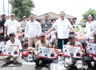 Sudin Serahkan Bantuan Alsintan di Lampung Selatan