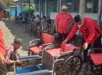 Rachmat Sumbang Kursi Roda Merah, Warga Gomong Bahagia   