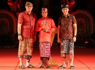Gubernur Koster Raih Penghargaan Indonesia Awards 2022