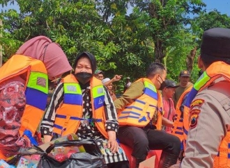 Risma Naiki Perahu Saat Beri Bantuan Warga Korban Banjir